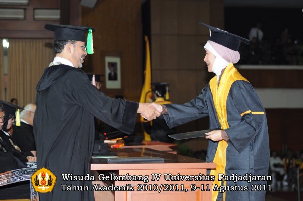 wisuda-fikom-oleh-dekan-113