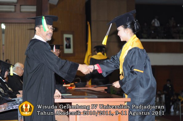 wisuda-fikom-oleh-dekan-115