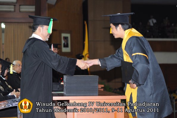 wisuda-fikom-oleh-dekan-117