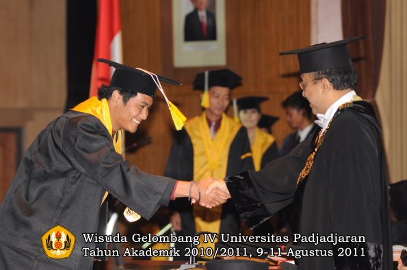 wisuda-fikom-oleh-rektor-002