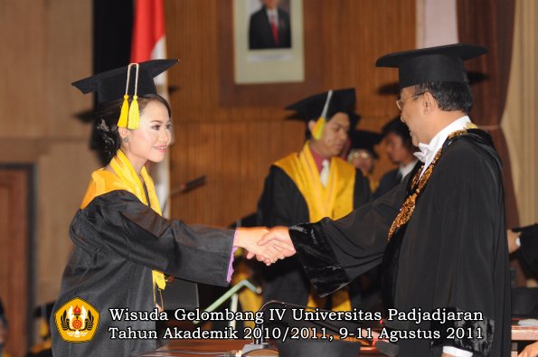 wisuda-fikom-oleh-rektor-009