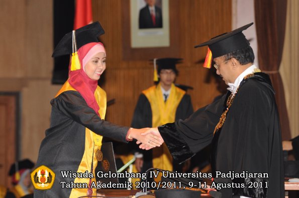 wisuda-fikom-oleh-rektor-011
