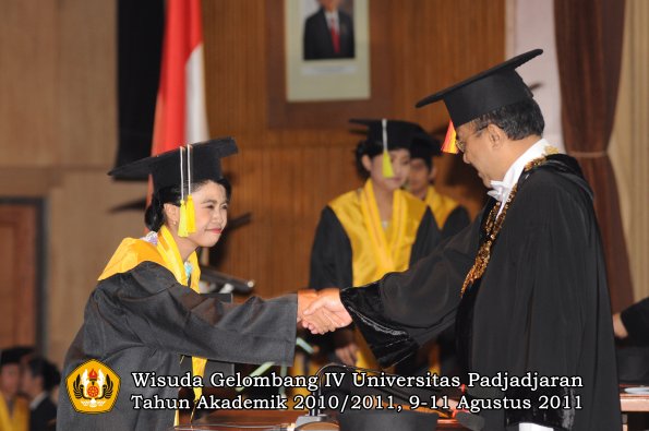 wisuda-fikom-oleh-rektor-031