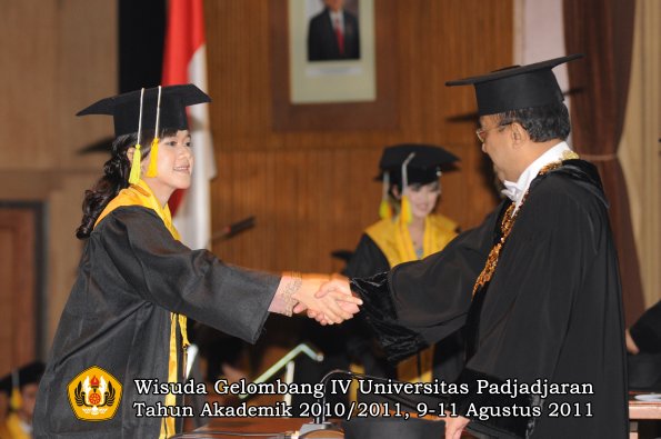 wisuda-fikom-oleh-rektor-037