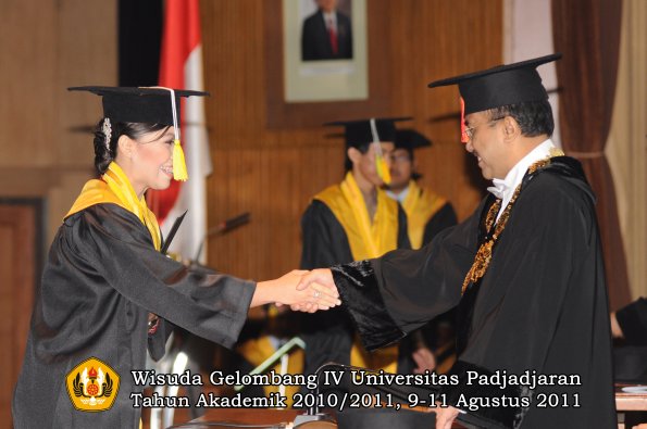 wisuda-fikom-oleh-rektor-039