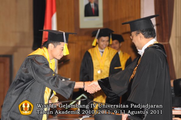 wisuda-fikom-oleh-rektor-045