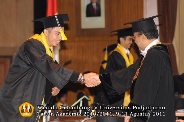 wisuda-fikom-oleh-rektor-046