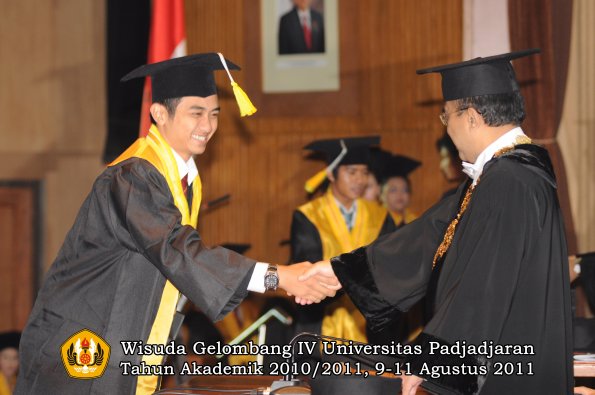 wisuda-fikom-oleh-rektor-047