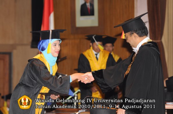 wisuda-fikom-oleh-rektor-061