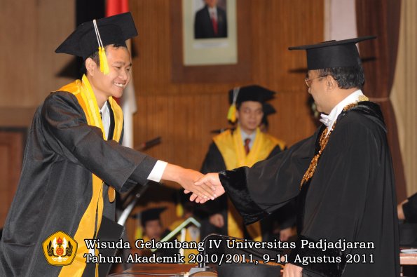 wisuda-fikom-oleh-rektor-064