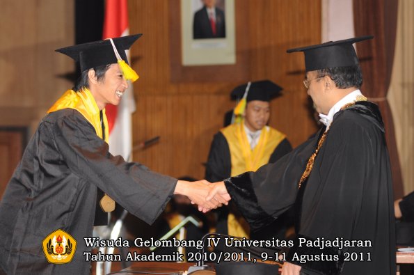 wisuda-fikom-oleh-rektor-067