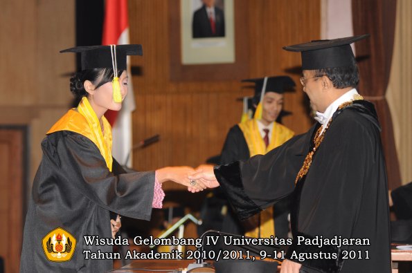 wisuda-fikom-oleh-rektor-071