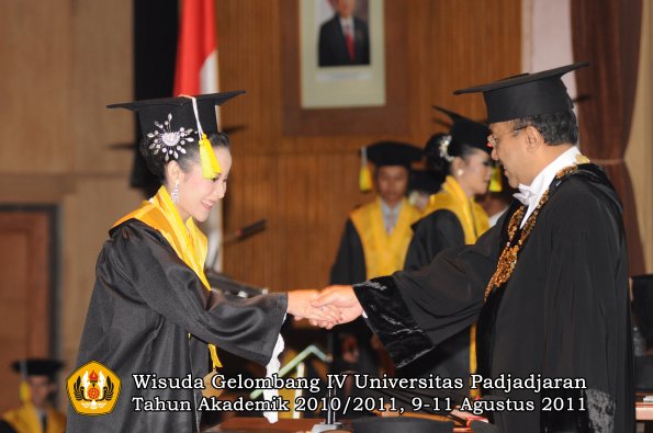 wisuda-fikom-oleh-rektor-082