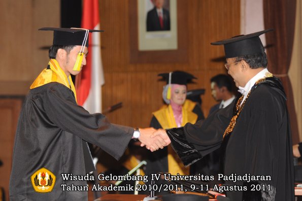 wisuda-fikom-oleh-rektor-091