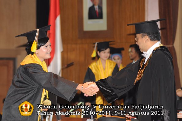 wisuda-fikom-oleh-rektor-093