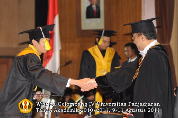 wisuda-fikom-oleh-rektor-100