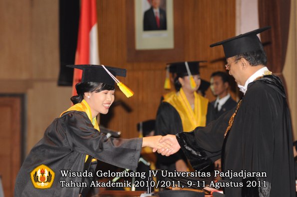 wisuda-fikom-oleh-rektor-103