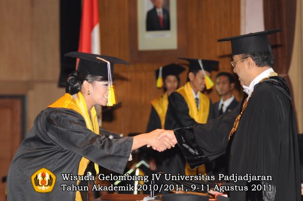 wisuda-fikom-oleh-rektor-104