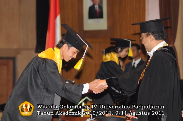 wisuda-fikom-oleh-rektor-105