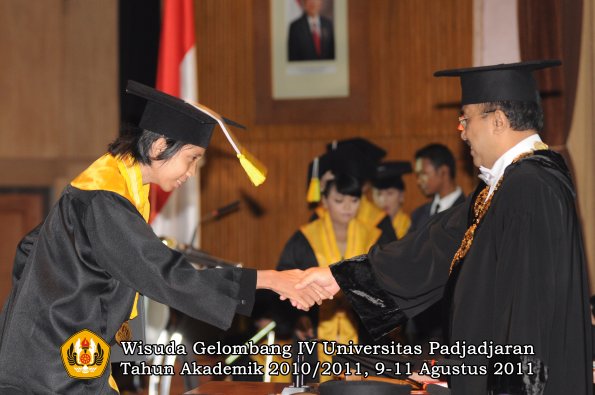 wisuda-fikom-oleh-rektor-106