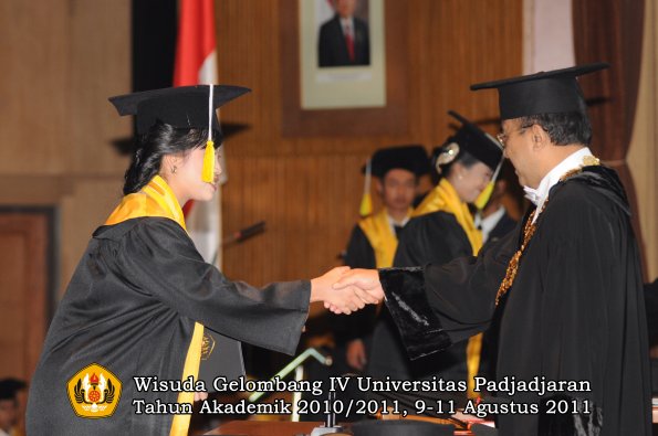 wisuda-fikom-oleh-rektor-108