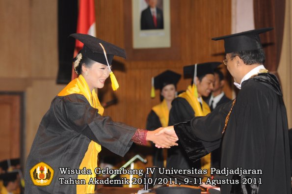 wisuda-fikom-oleh-rektor-109