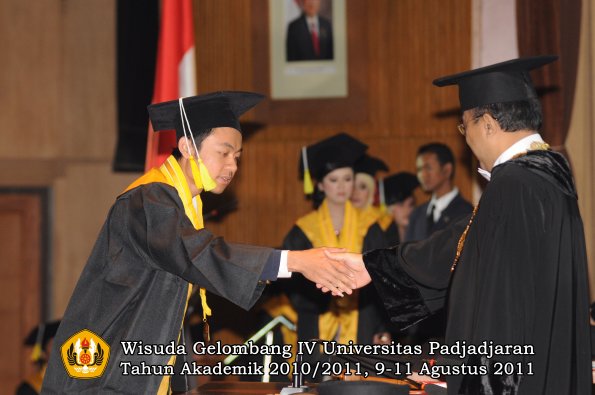 wisuda-fikom-oleh-rektor-110