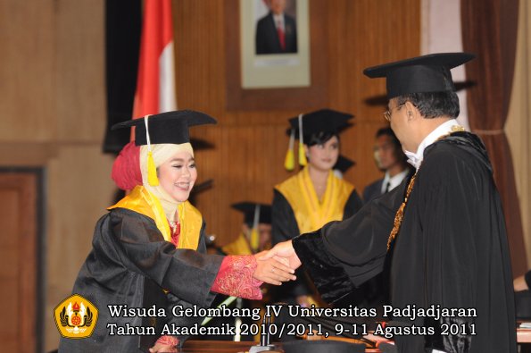 wisuda-fikom-oleh-rektor-112