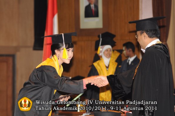 wisuda-fikom-oleh-rektor-114