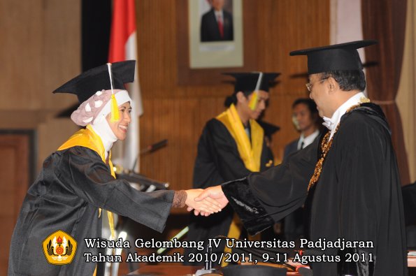 wisuda-fikom-oleh-rektor-115