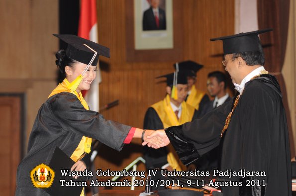 wisuda-fikom-oleh-rektor-117