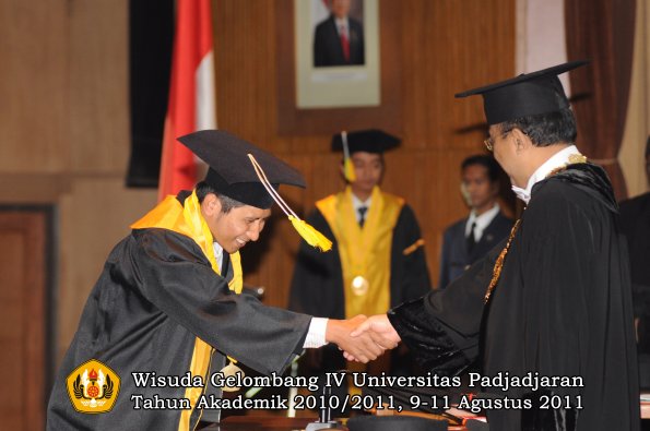 wisuda-fikom-oleh-rektor-118