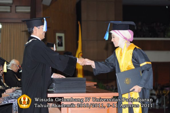 wisuda-fik-oleh-dekan-022