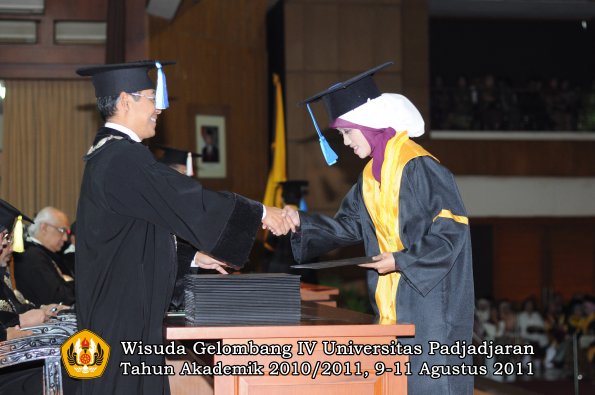 wisuda-fik-oleh-dekan-024