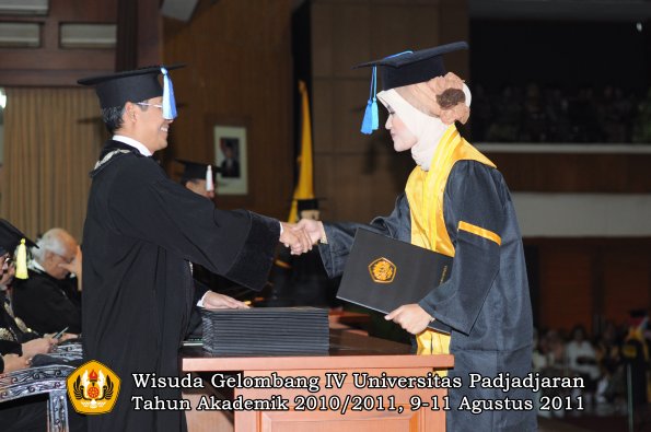 wisuda-fik-oleh-dekan-029