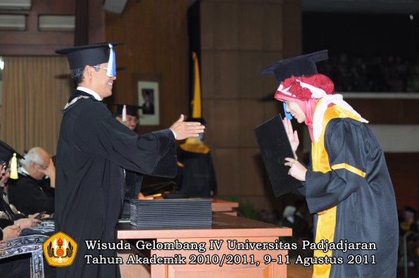 wisuda-fik-oleh-dekan-030