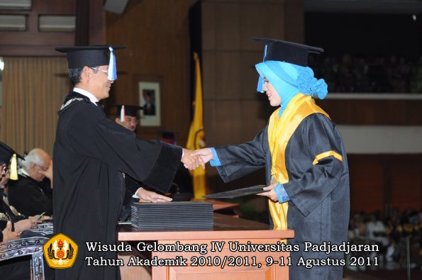 wisuda-fik-oleh-dekan-031