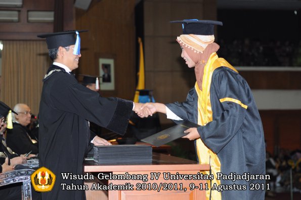 wisuda-fik-oleh-dekan-032