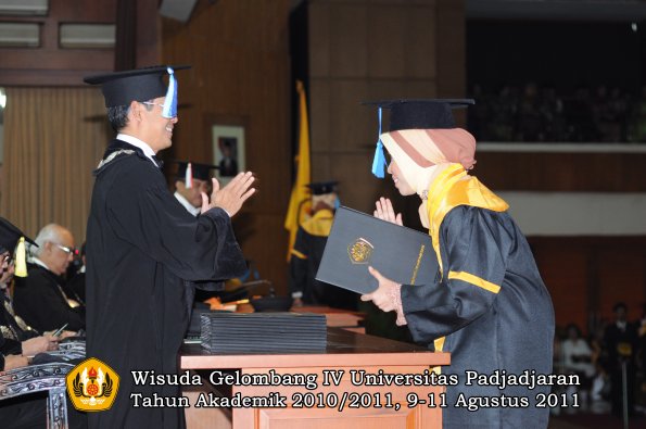 wisuda-fik-oleh-dekan-033