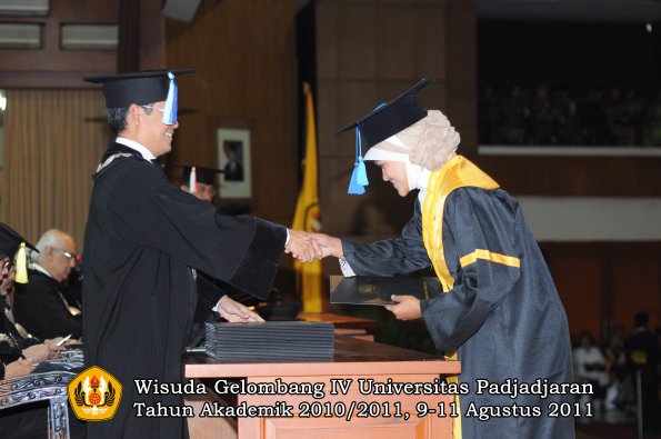 wisuda-fik-oleh-dekan-034