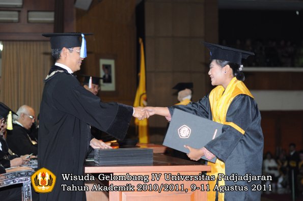 wisuda-fik-oleh-dekan-035