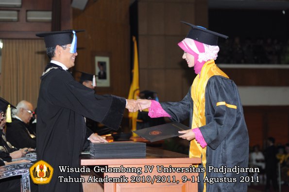 wisuda-fik-oleh-dekan-036