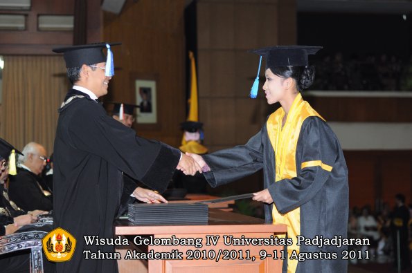 wisuda-fik-oleh-dekan-037