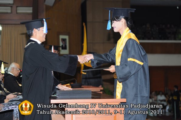 wisuda-fik-oleh-dekan-038