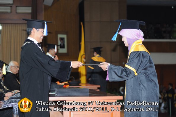 wisuda-fik-oleh-dekan-039