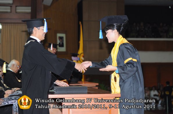 wisuda-fik-oleh-dekan-040