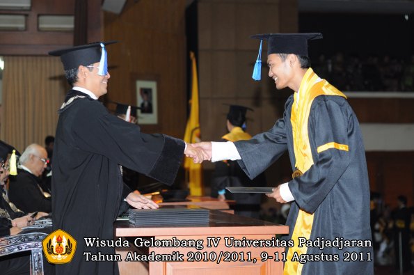 wisuda-fik-oleh-dekan-041