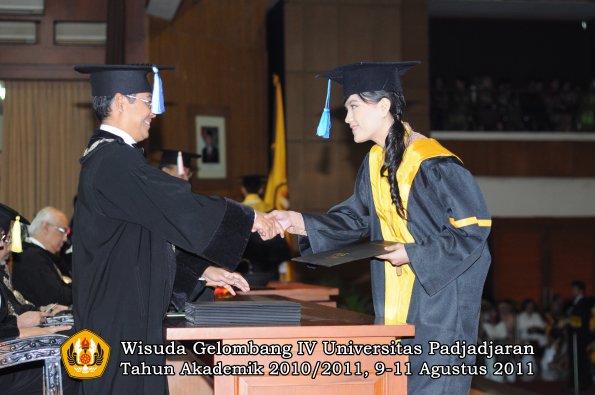 wisuda-fik-oleh-dekan-042