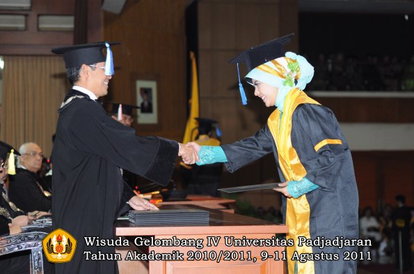 wisuda-fik-oleh-dekan-043