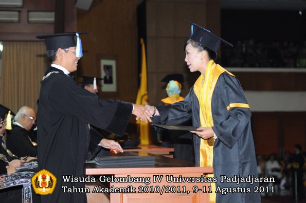 wisuda-fik-oleh-dekan-044